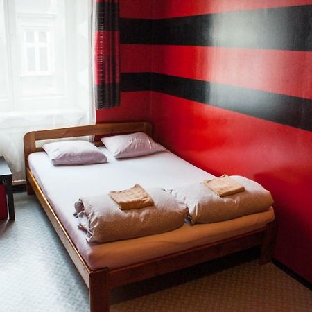 Smocza Jama Hostel Краков Экстерьер фото