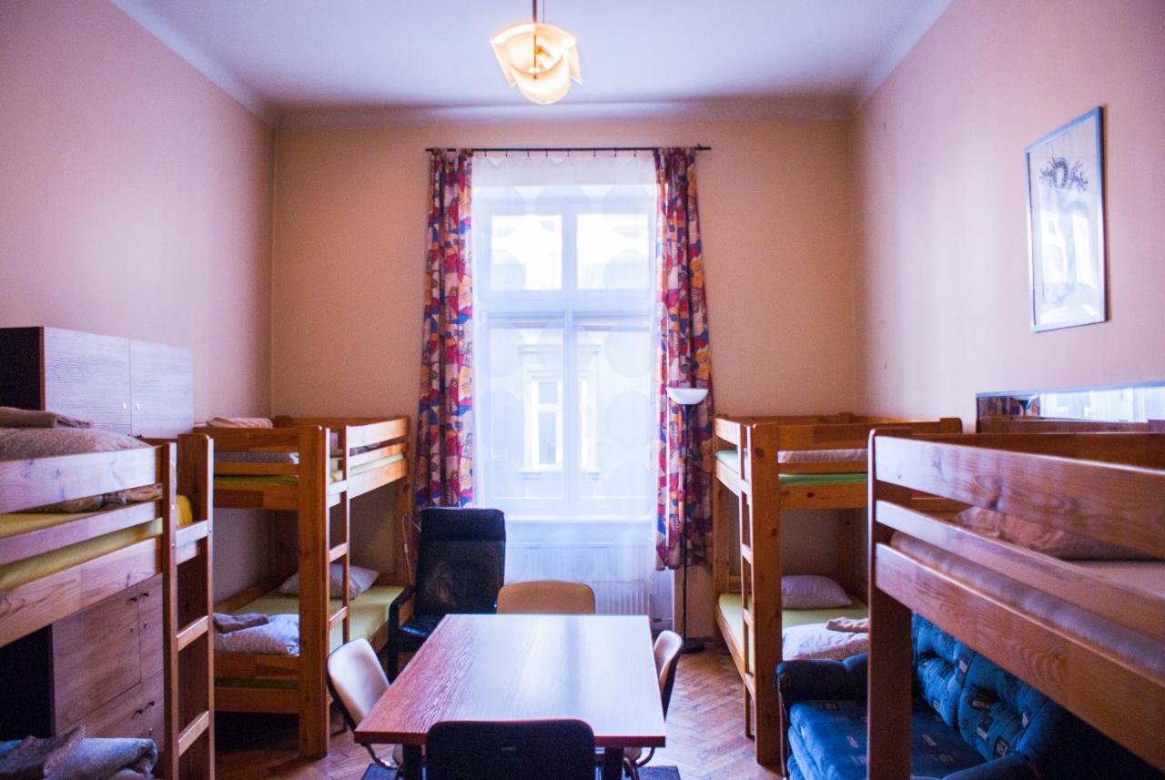 Smocza Jama Hostel Краков Экстерьер фото