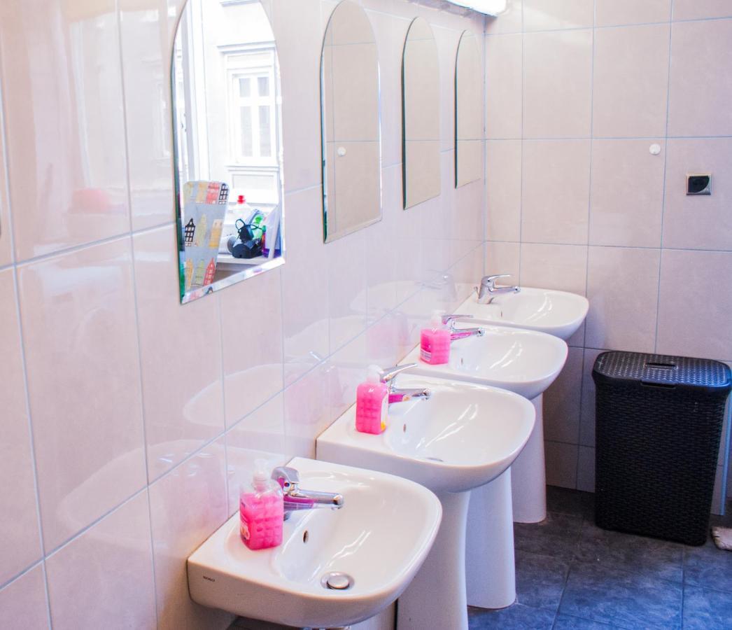 Smocza Jama Hostel Краков Экстерьер фото
